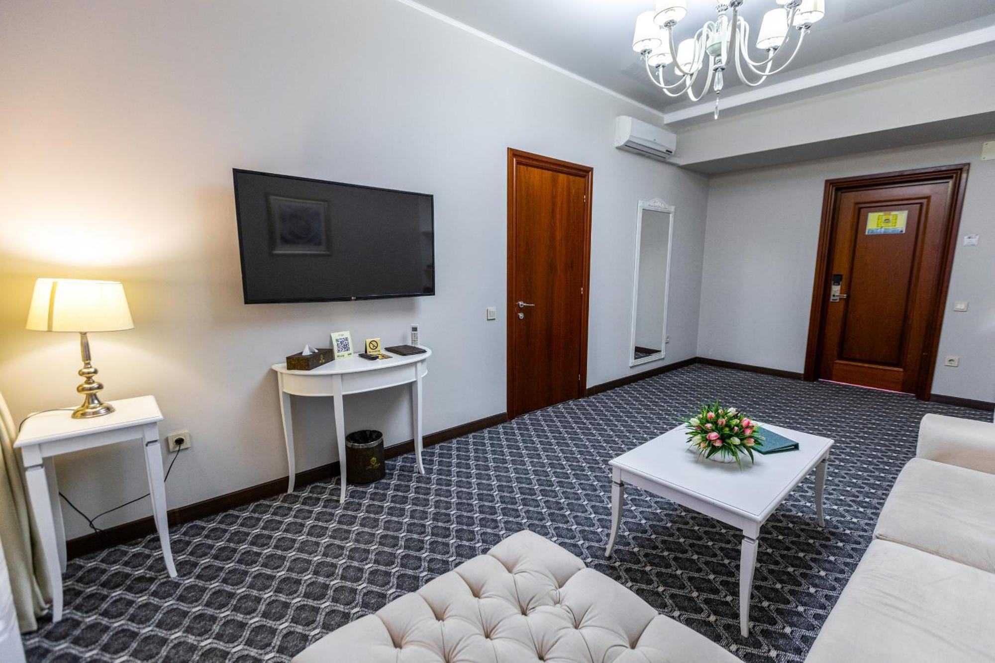 Plaza Hotel Almaty Room photo