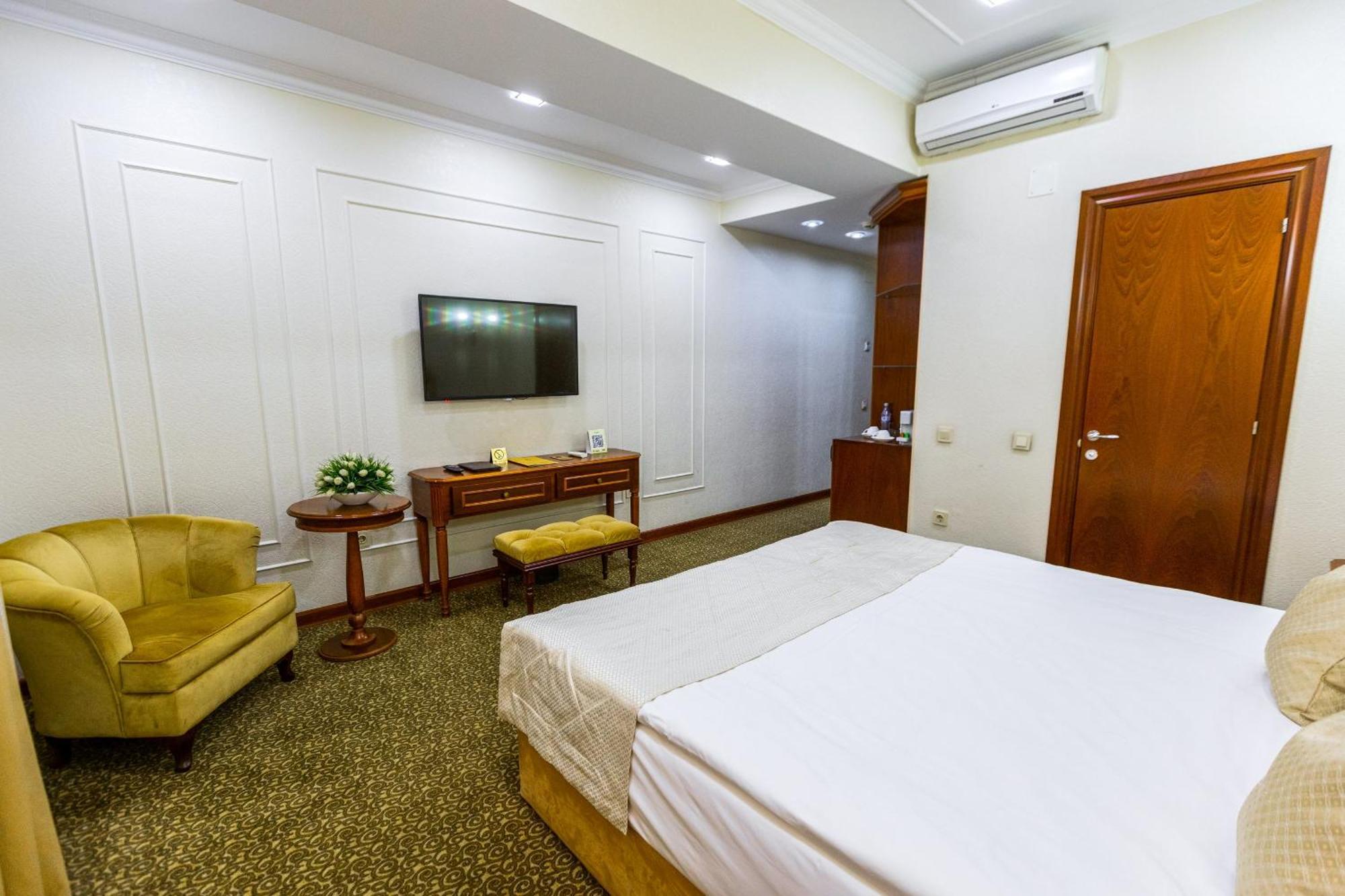 Plaza Hotel Almaty Room photo