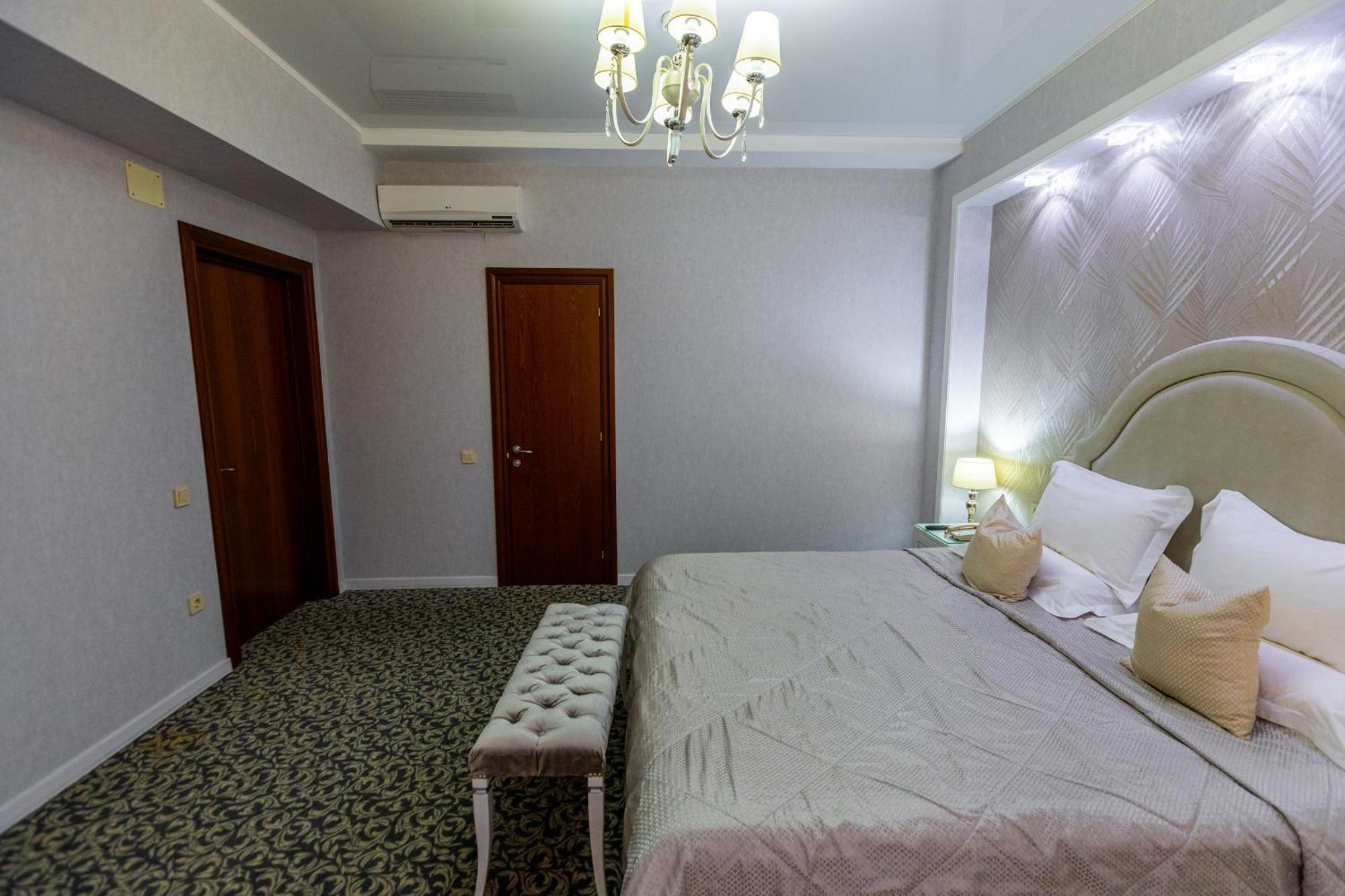 Plaza Hotel Almaty Room photo