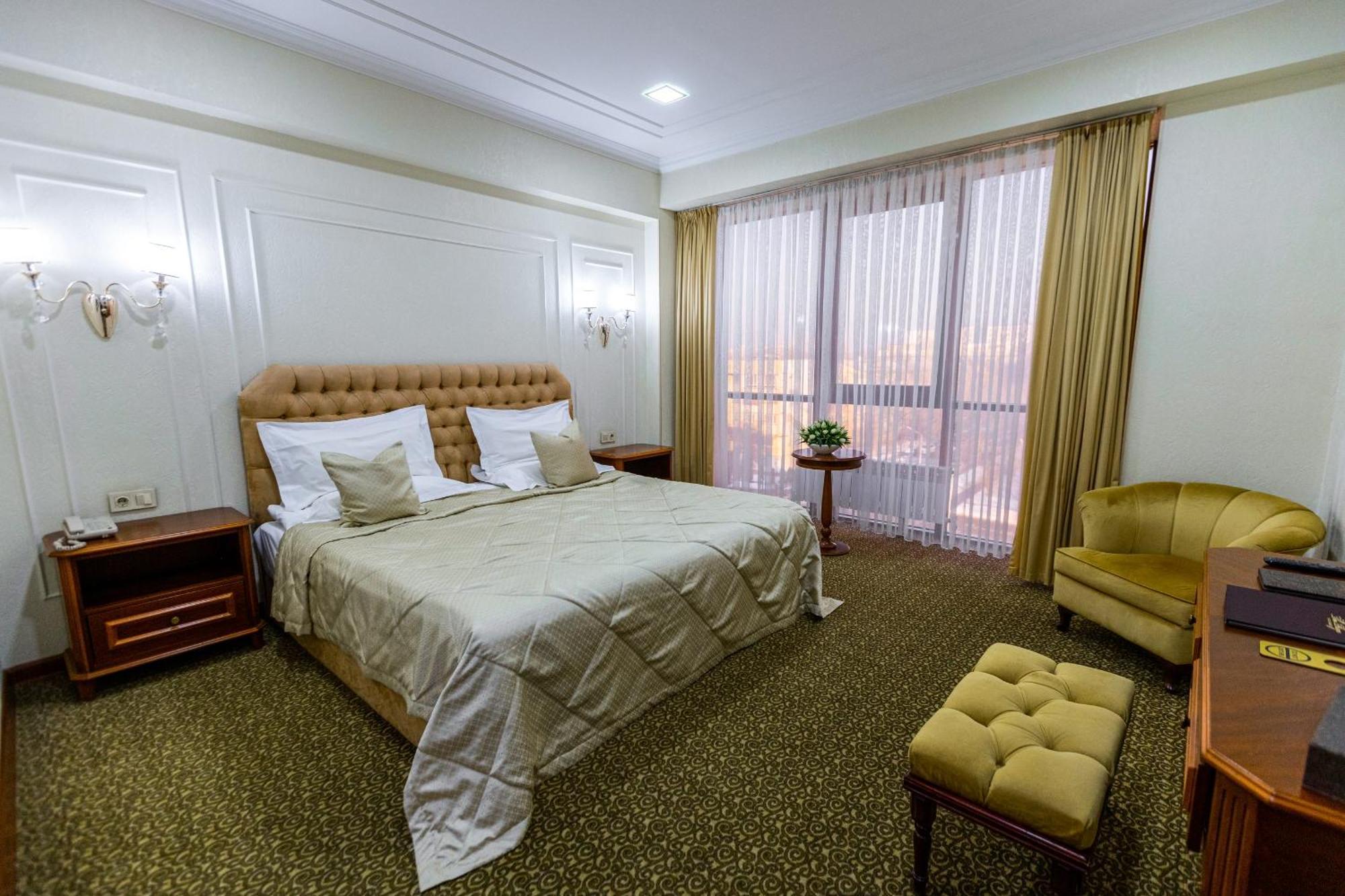 Plaza Hotel Almaty Exterior photo